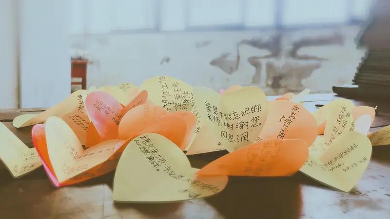 再也不想教语文了，学校检查业务，总结会上受批评的都是语文老师。
受批最集中的点，