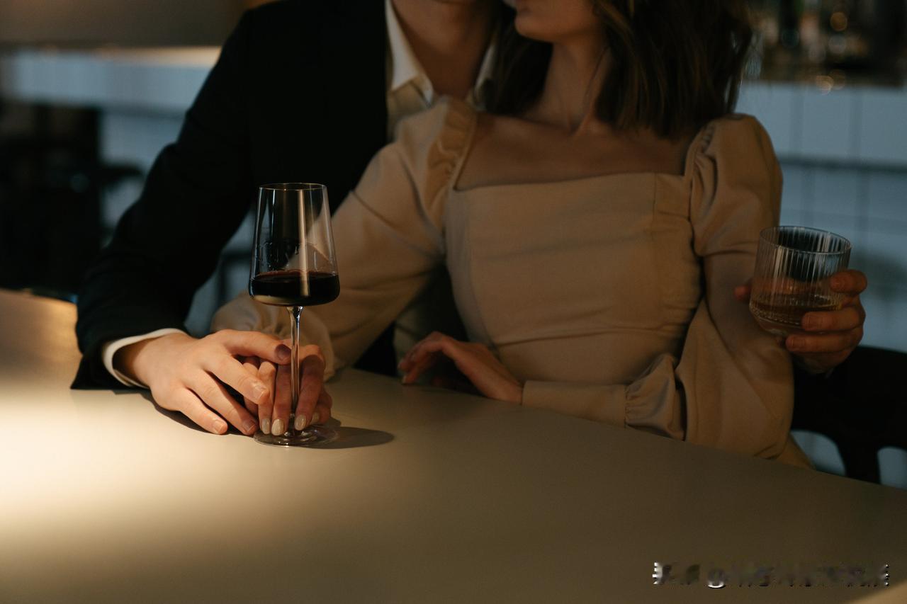 男人回归后又联系婚外女人，这种断不了的婚外情，妻子到底该怎么处理？
 
丈夫回归