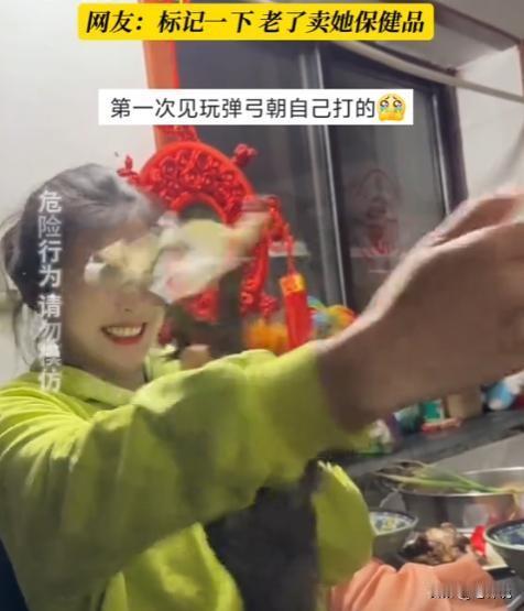 蠢哭了！山东，女子闲着无聊用树枝做了一个弹弓，不料第一次玩没经验，竟然反装“子弹
