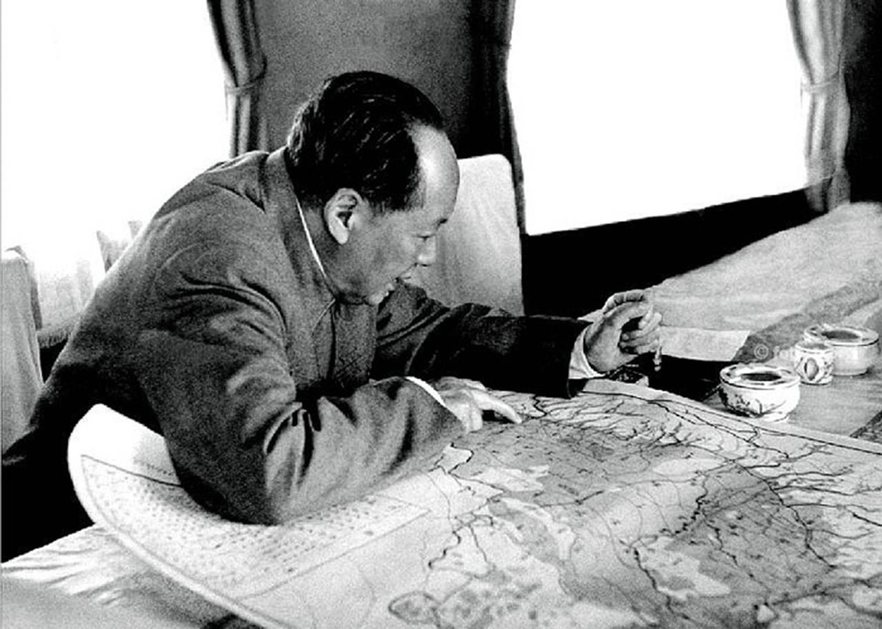 在治国理政中，毛泽东就像一个大家长，十分重视搞建设。他曾经领导中国人民修建了世界