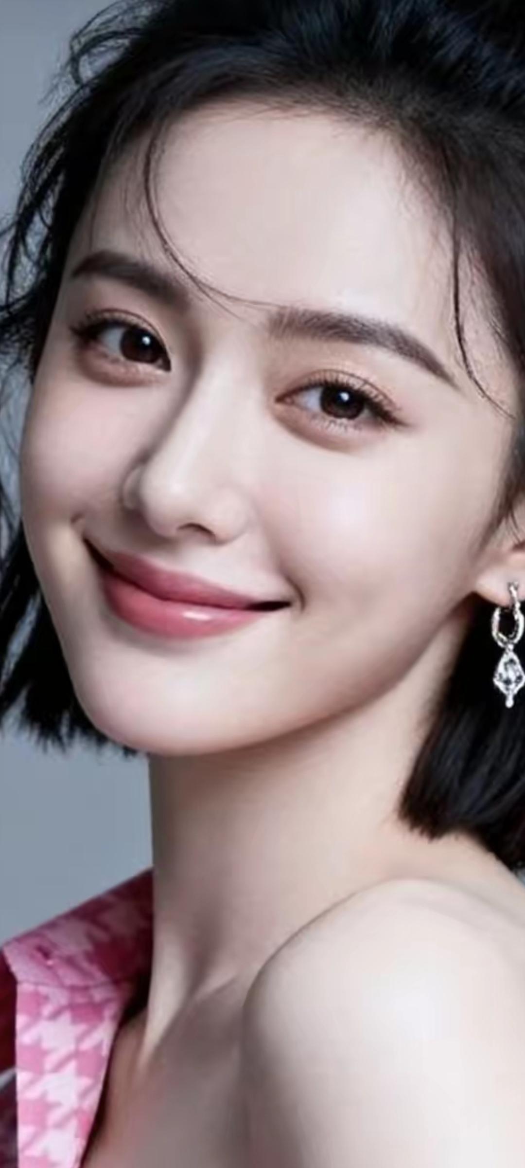 甜美笑容，优雅气质，闪耀耳环，粉嫩妆容，完美女神！💖✨