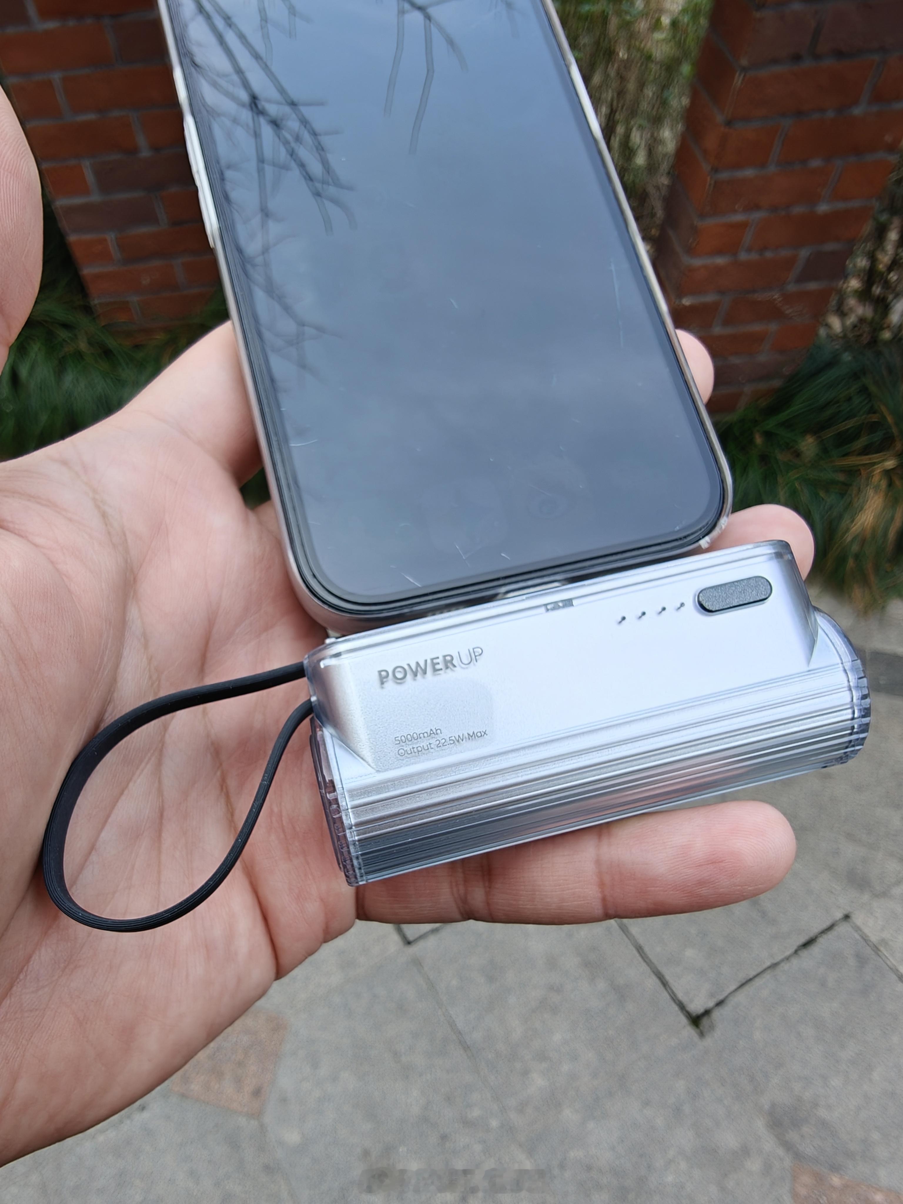 蔚来这个充电宝真不错小巧方便 