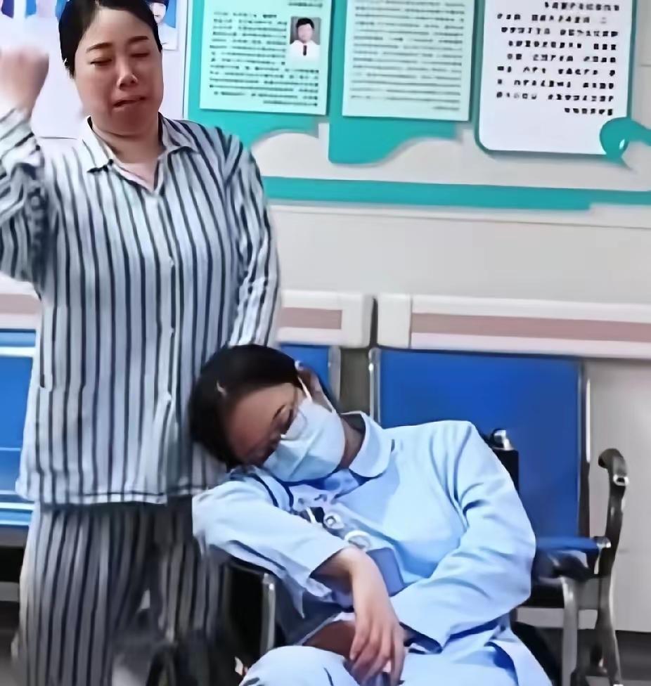 你能想象吗？在康复医院里，一位患病大姐和护士之间发生了超暖又超逗的事儿！

这位