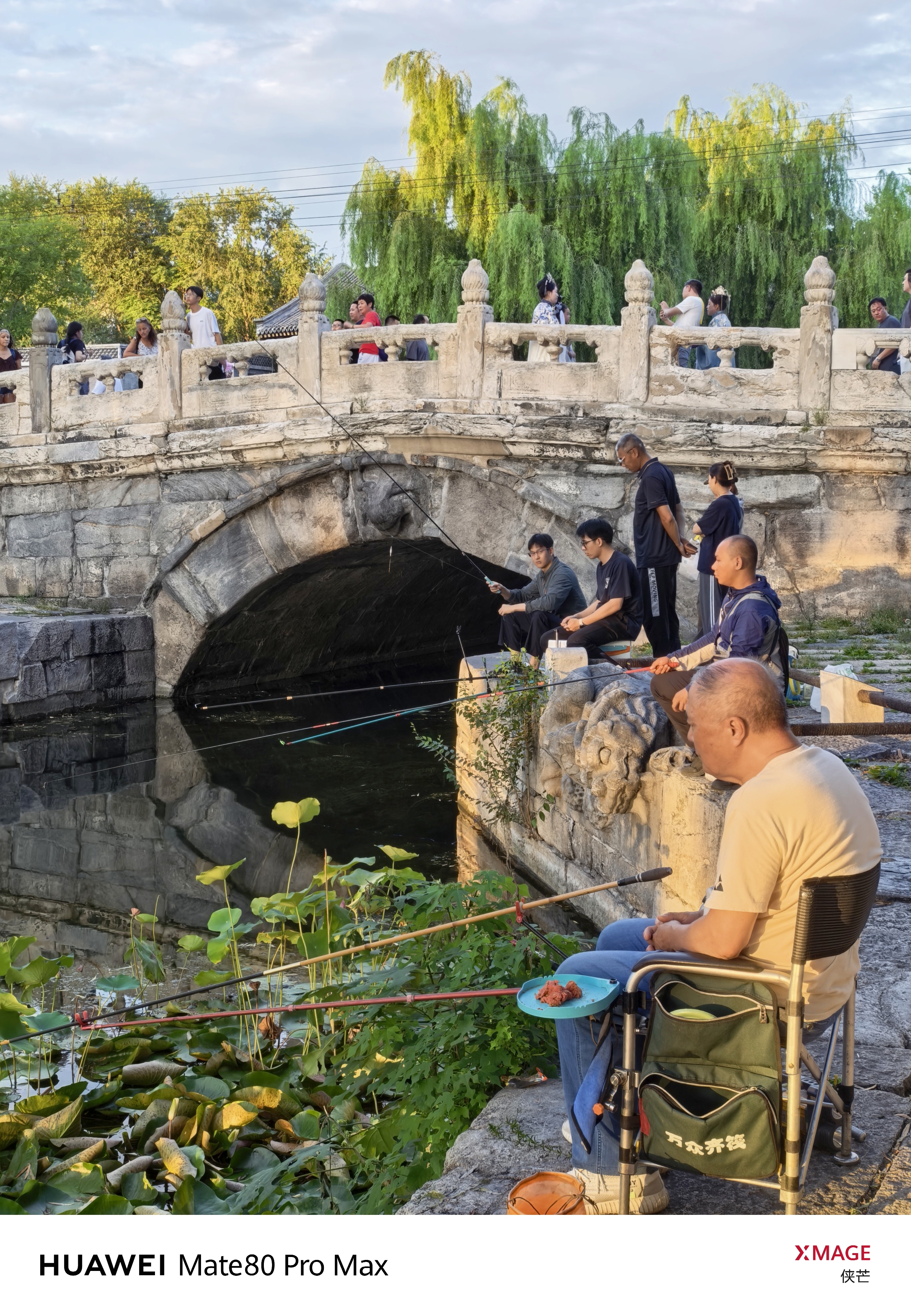         在什刹海坐坐游船，吹吹晚风，看大爷们在岸边悠闲地坐着，看汉服小姐