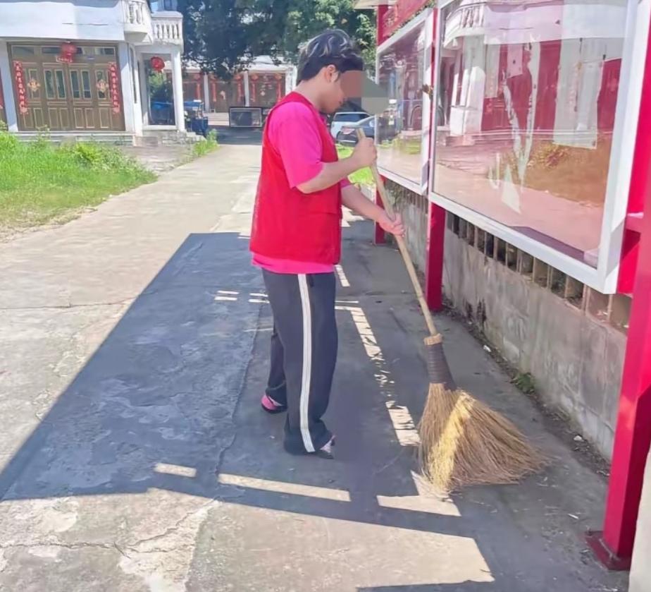 四川一名男孩，今年考上了浙大，亲爸和后妈一分钱不掏，后妈张嘴就直接说没钱供，亲爸