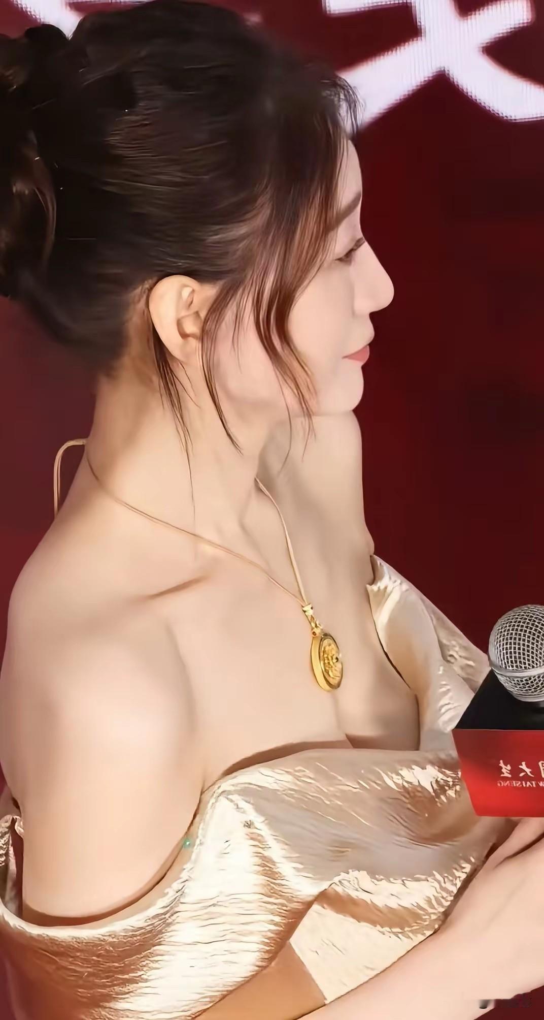 脖子上的金项链罗盘真好看
以前总觉得金子俗气，现在看金器觉得是真好看，特别是大一