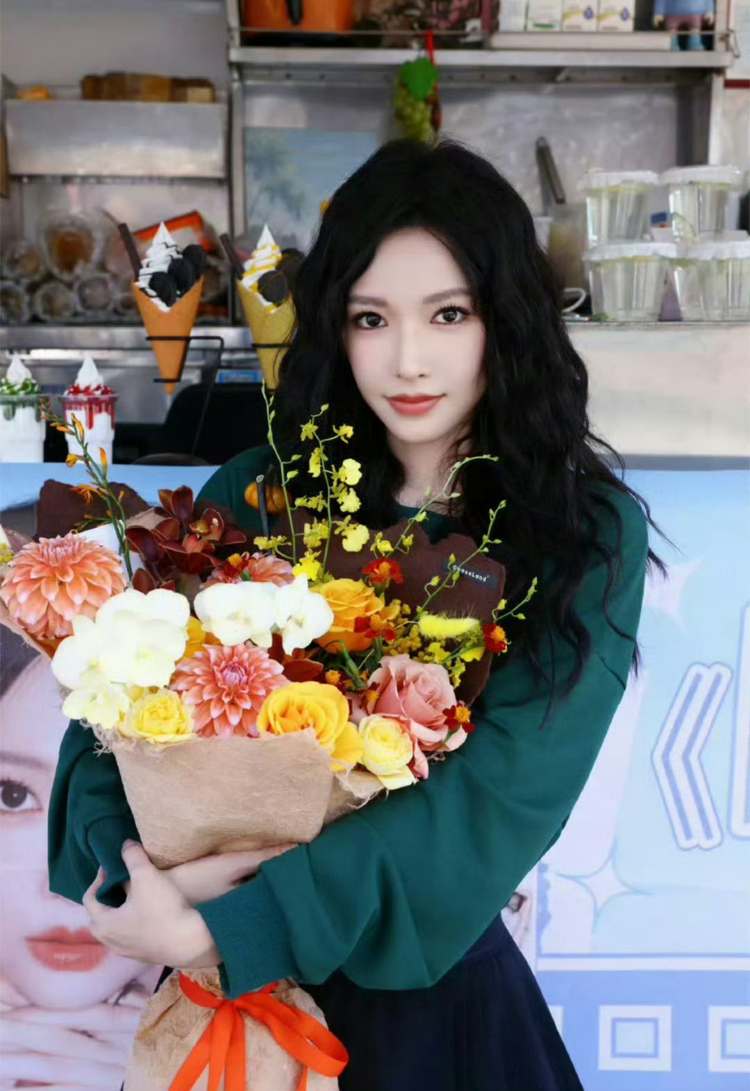 程潇沈月明日乐园杀青照 这组杀青照美到我心里！程潇温柔、沈月灵动，两位美女同框也