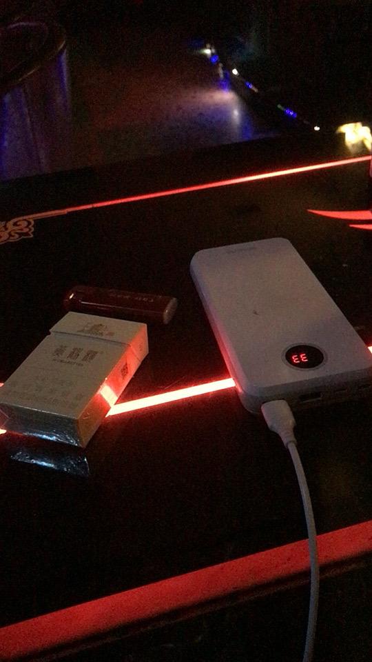 陪朋友喝了酒，一个人在平民ktv 里唱歌，十元茶费，轮流唱歌，别有一番滋味。不想