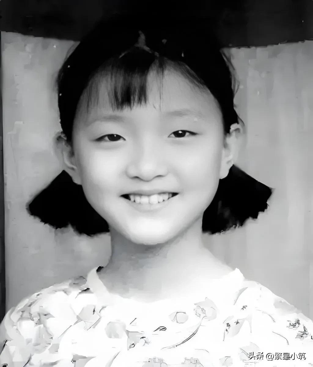 图一的她活泼可爱
图二的她青葱腼腆
图三的她靓丽多姿
她是谁？猜猜看。