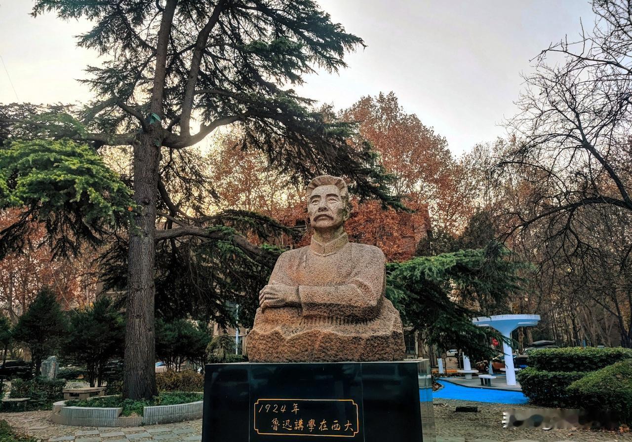 12月12日，西北大学太白校区的雕像太有故事感了！紫藤园里的孔子像，守着“有教无