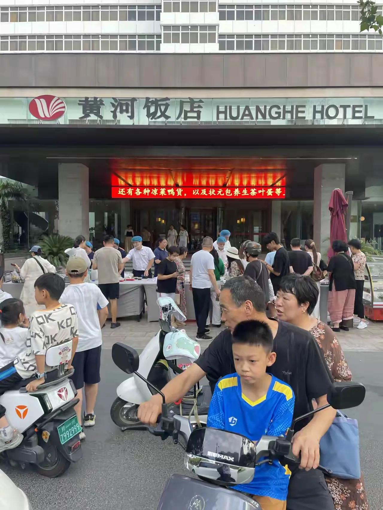一放就乱，一收就死！这个老问题如何治理？不断报道最近一些星级酒店生意不好外摆摊进