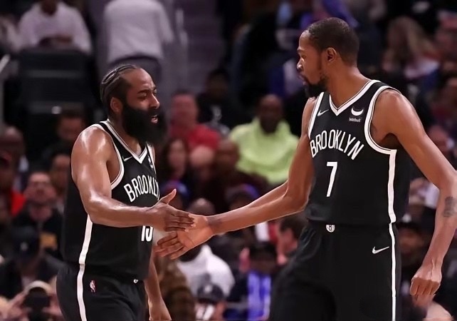 火箭记者:斯通已把交易重心由字母哥转移至哈登火箭随队记者Kelly Iko最新报