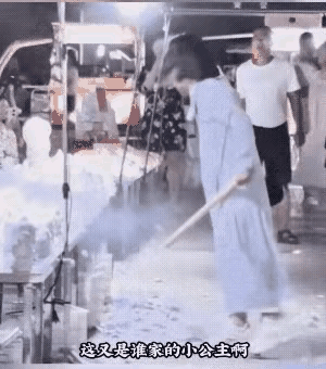 “这脾气，是家里有矿吗？”近日夜市一幕惊掉众人下巴：女子为5元差价暴怒，抡起棍子