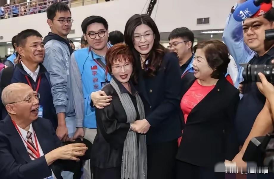 本来我觉得国民党烂透了，赶快亡党最好，但是郑丽文选上后，公开承认自己是中国人，提