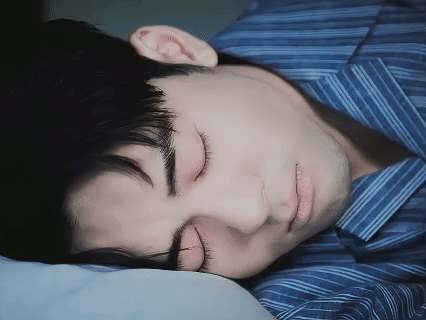 #曾舜晞新剧不爱钱爱发疯# 在追剧曾舜晞的新剧孤舟之后没有人能够不爱顾易中，这个