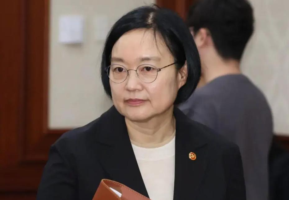 新官上任三把火！韩国女总理当众承诺：将建设“不可替代的韩国”。韩国女总理上台，扬