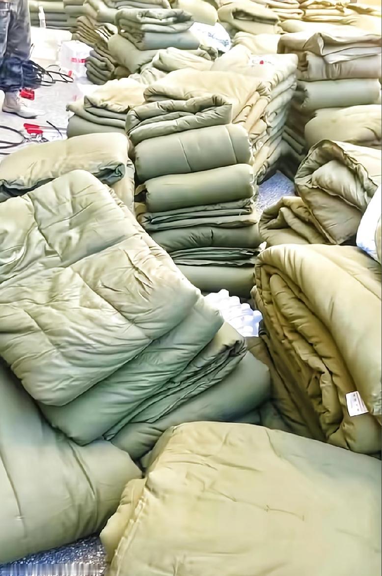 走个面大善人，
你捐的棉被没人认领！
全堆在这里，不知道多少年的了，布都脱颜色了