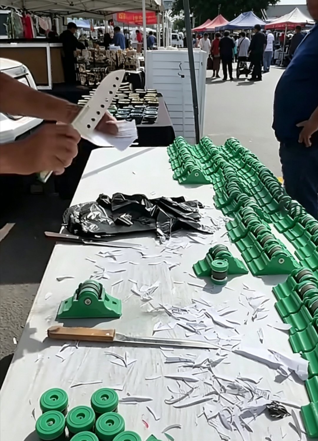 男子在美国摆摊1元进货30多元卖出经常刷到他直播，看得我也想去摆摊了，谁懂啊，日