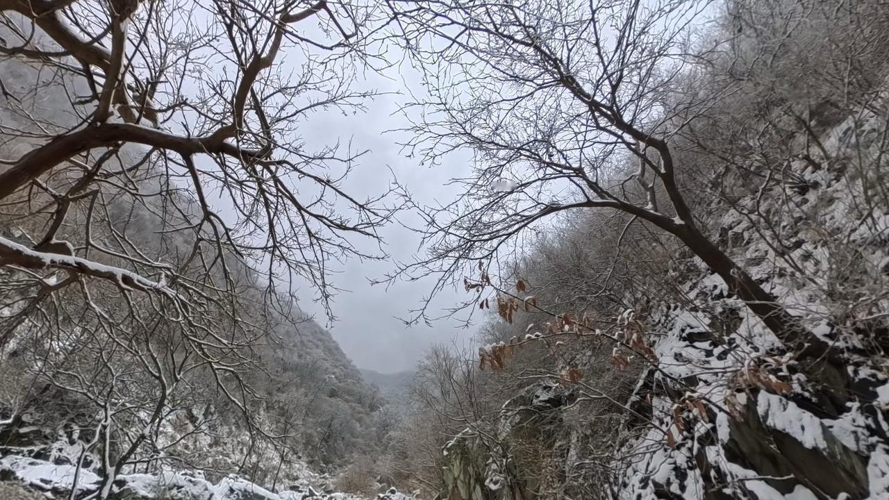 雪后来房山看雪的朋友一定要注意。
这两天北京天气多变，房山山里出现了雾凇景观，不