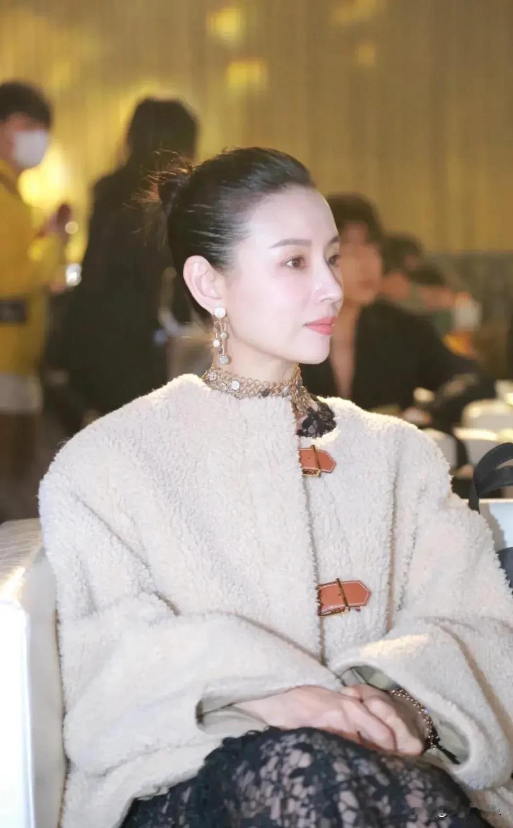 董洁像艺术品一样完美！尤其是侧颜几乎无人可及。什么颖和幂都被她无情的秒了。实话实