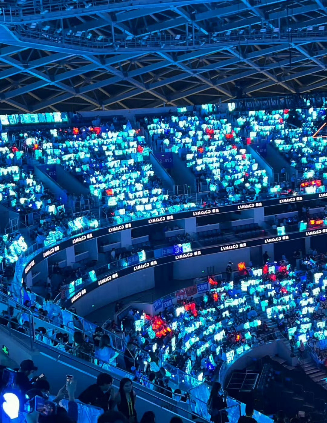 王俊凯只能凭着记忆唱跳 NBA杭州名人赛现场，意想不到的舞台考验竟然是粉丝给的[