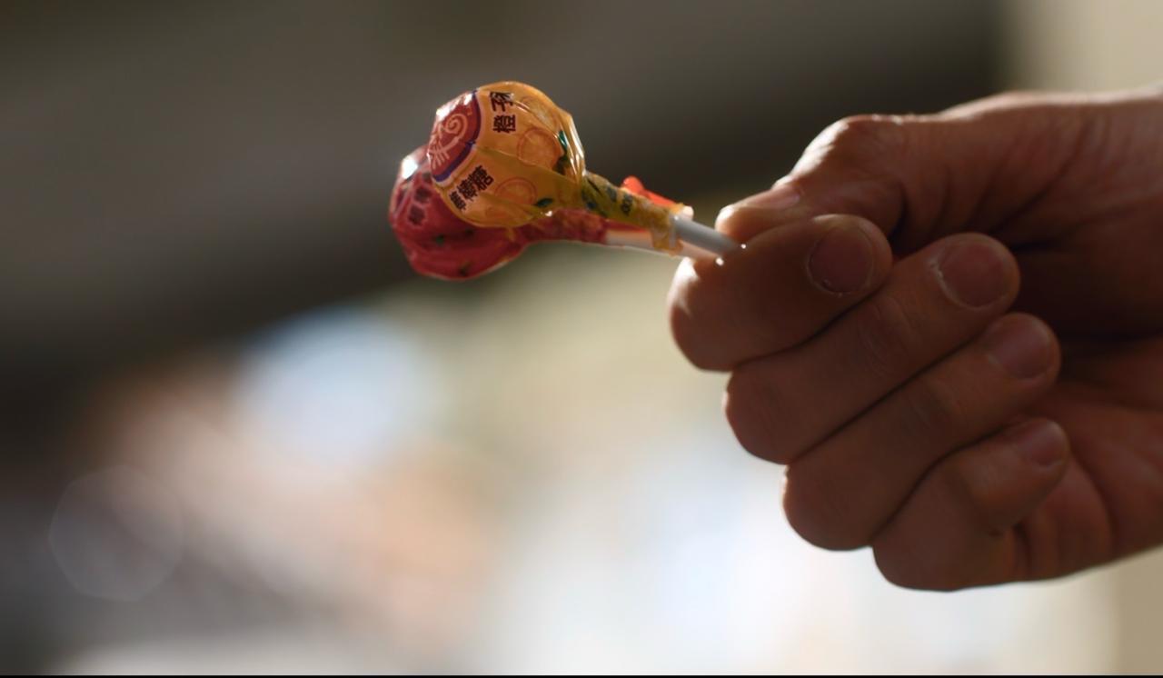 因为爸爸出意外前说回来给亮亮买糖吃，这个棒棒糖很有故事