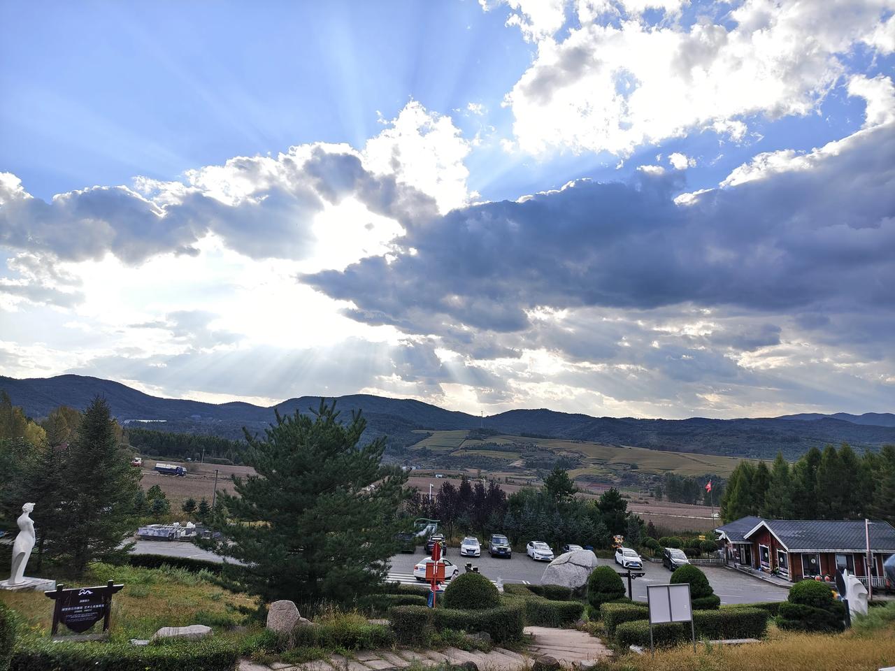 发张你手机里最美的夕阳照可以吗夕阳很美，但很伤感。我没有夕阳，我有日光，大好山河