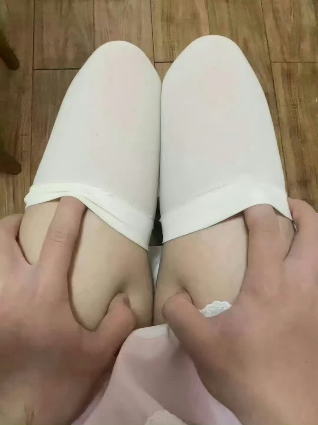 第一次见网友 紧张到掐大腿 