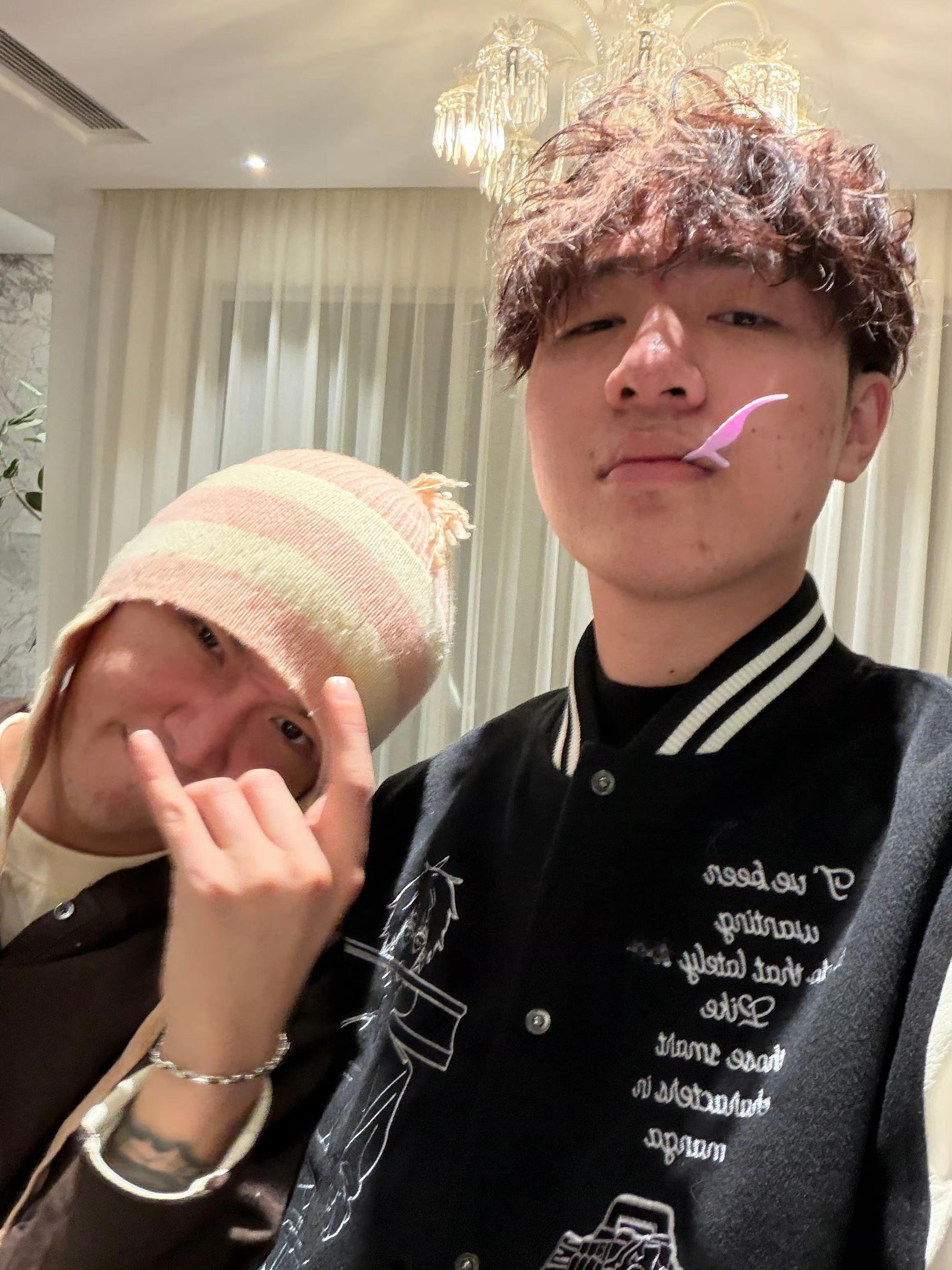 TooBarry晒出和TT新合影！顺带秀表！