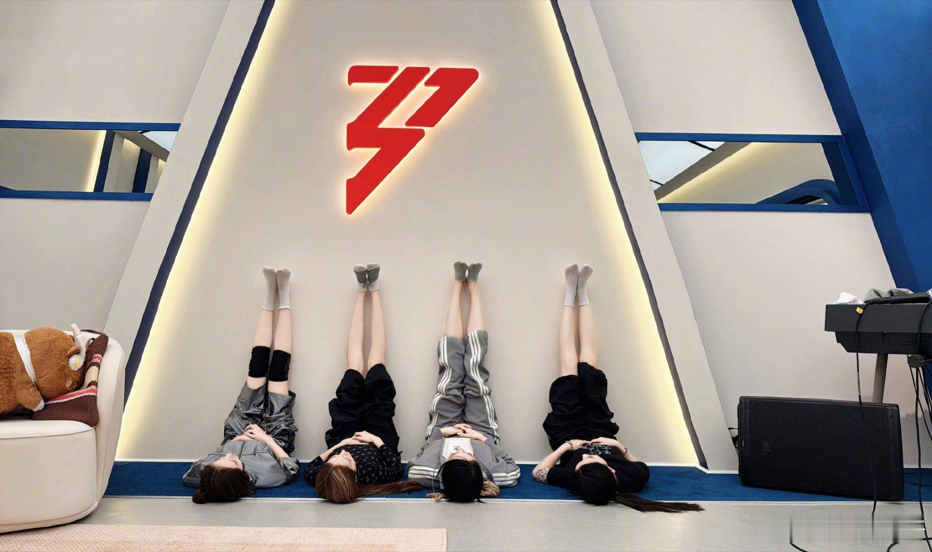 唐艺昕袜子跳破了 唐艺昕把袜子跳破了 唐艺昕太可爱了吧哈哈哈哈哈 