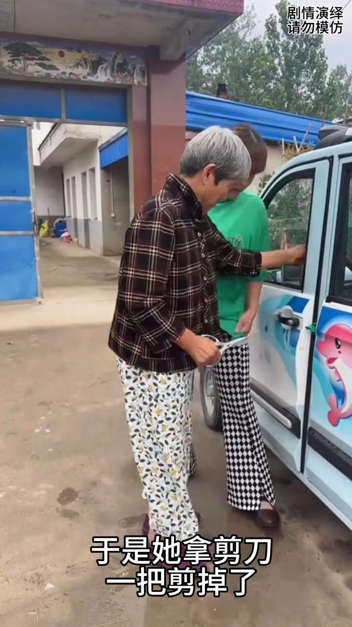 儿媳妇的衣服卡在电车里拿不出来，下一秒婆婆的做法太有才了。
儿媳妇衣服卡在电车里