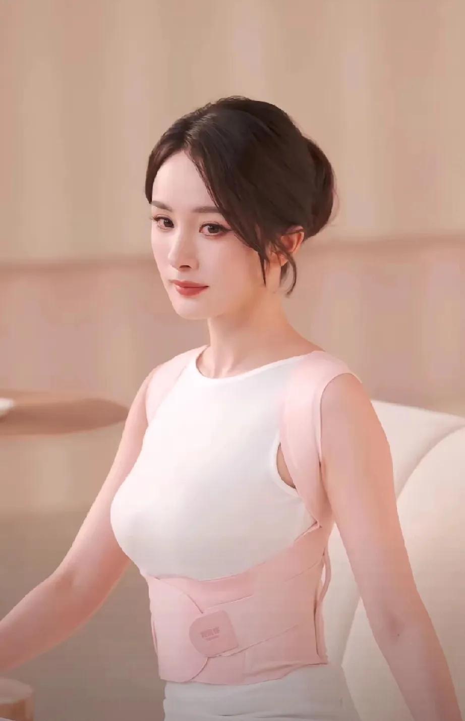 幂姐出马，矫姿带“疯”啦！

幂姐一官宣背背佳，那场面，简直绝了！连夜补货都跟不