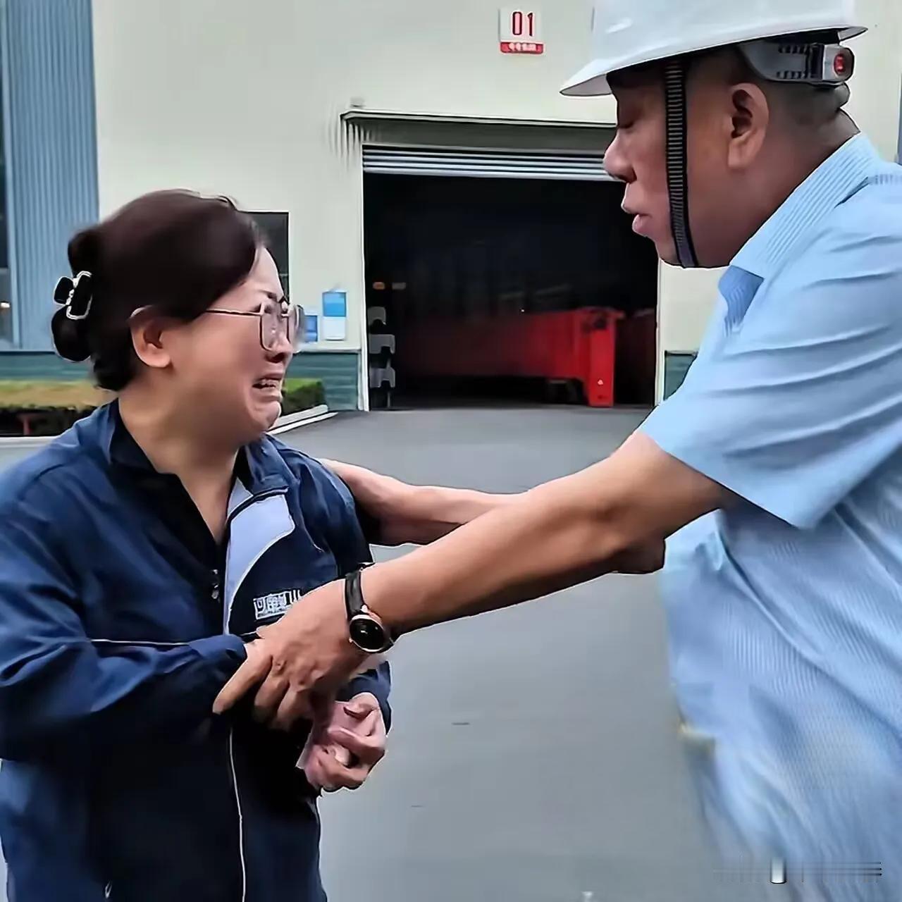 9月25日，员工中秋节自愿加班被老板指责，崔培军了解事情原由后，崔培军拿出一笔现