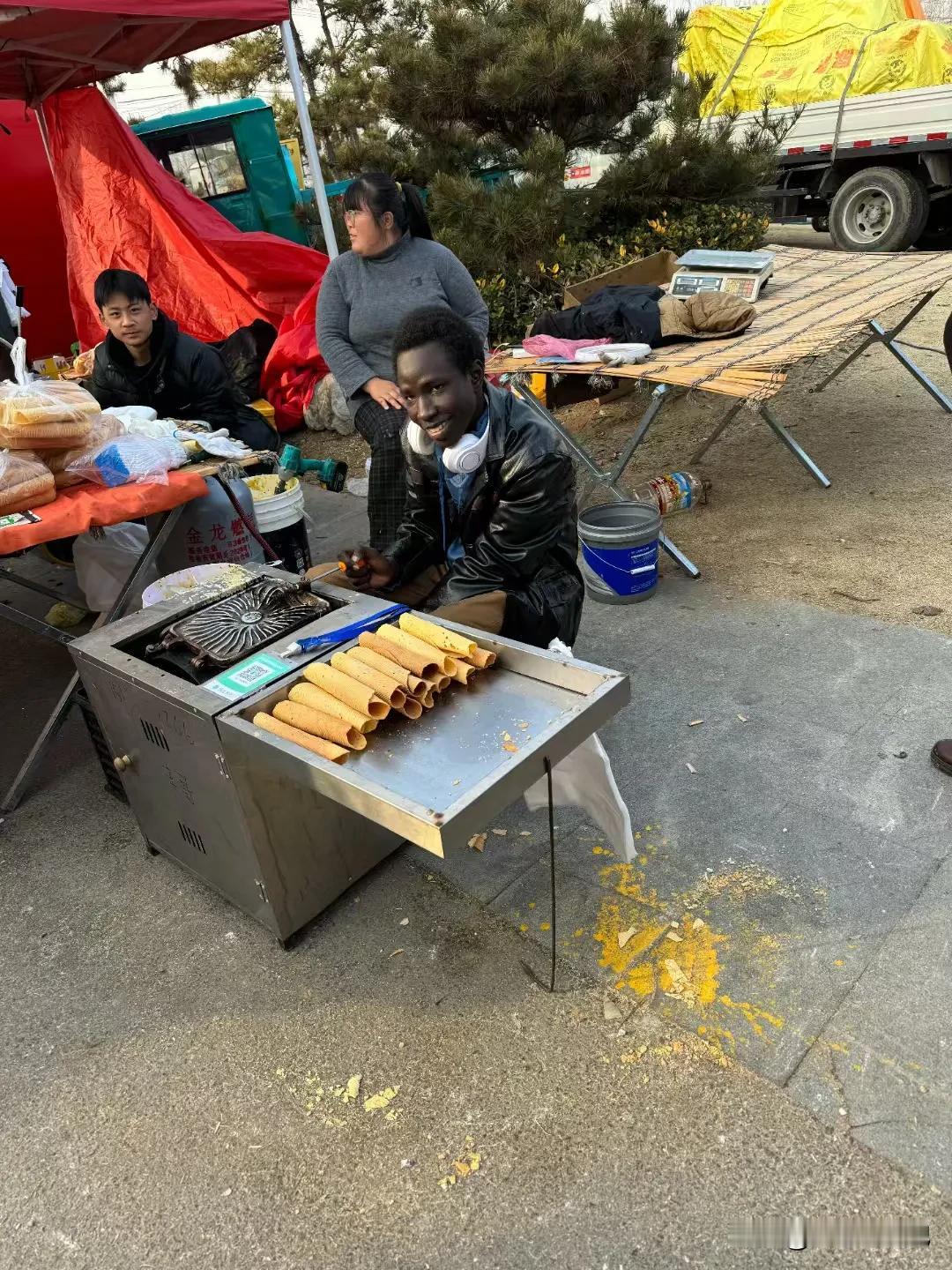 赶大集 ，年前年后自然不一样。
年前赶年集，节前买年货，备年货，年后赶年集就是图