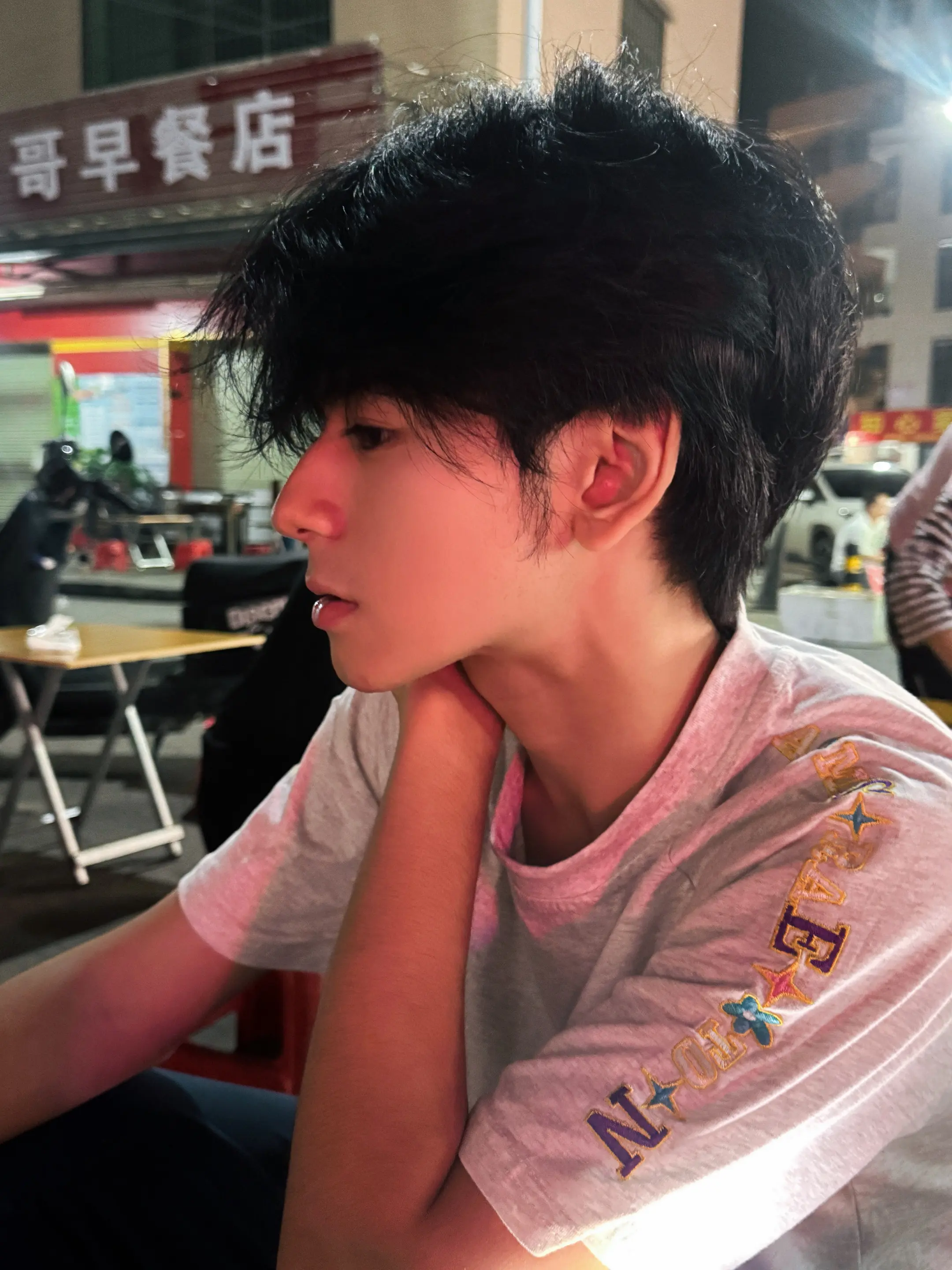 在寻找别人P图痕迹的同时可以打开相机看看自己吗