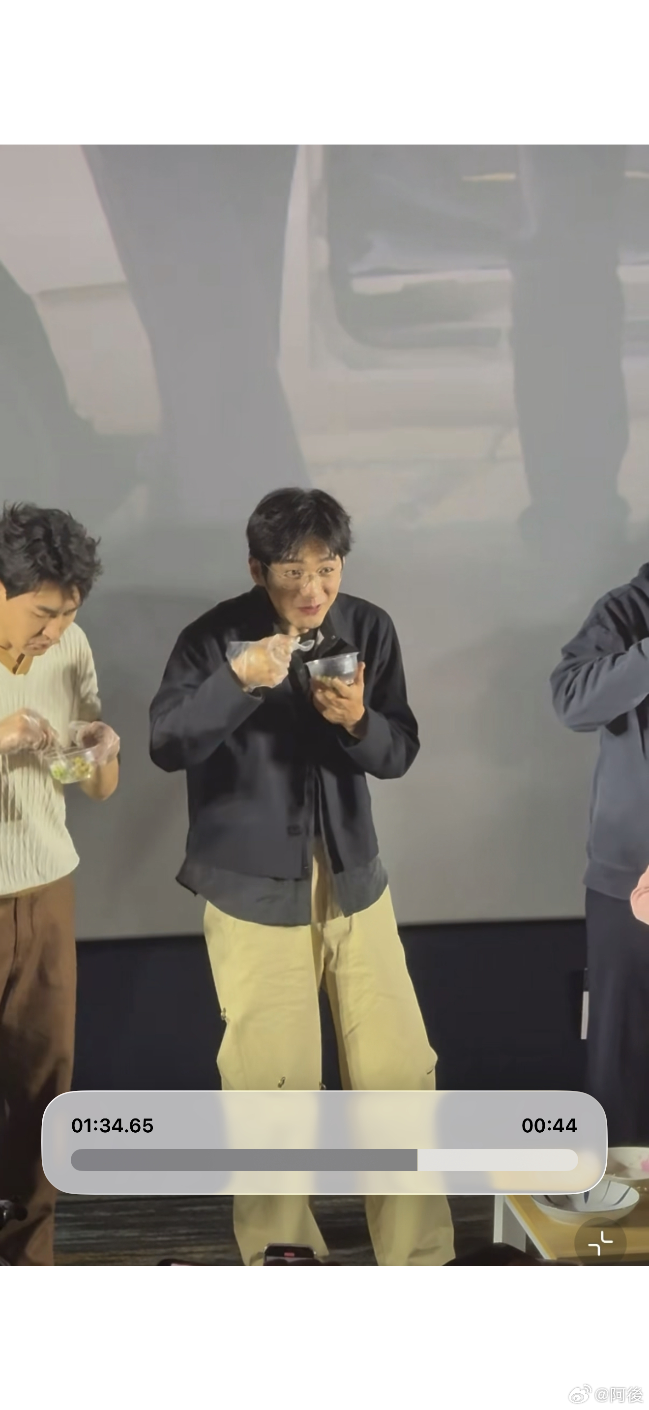 看得出来白宇真的饿了 真的被白宇可爱晕了😆！追剧团里安安静静不抢镜，没有多余小