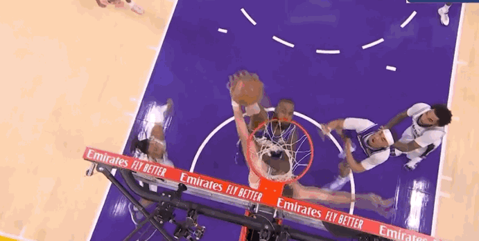 昨天湖人主场打马刺那球，够让说詹姆斯老了的人闭会儿嘴了。
 
2025年12月1