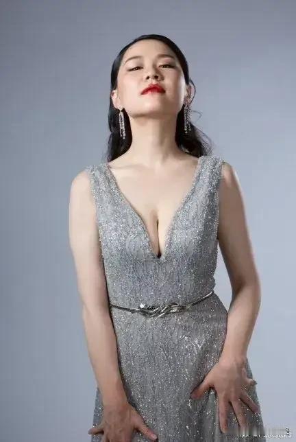 金婧在王家卫执导的《一路繁花》中演老板娘，电视剧开播时，金婧还发文为这部戏作宣传