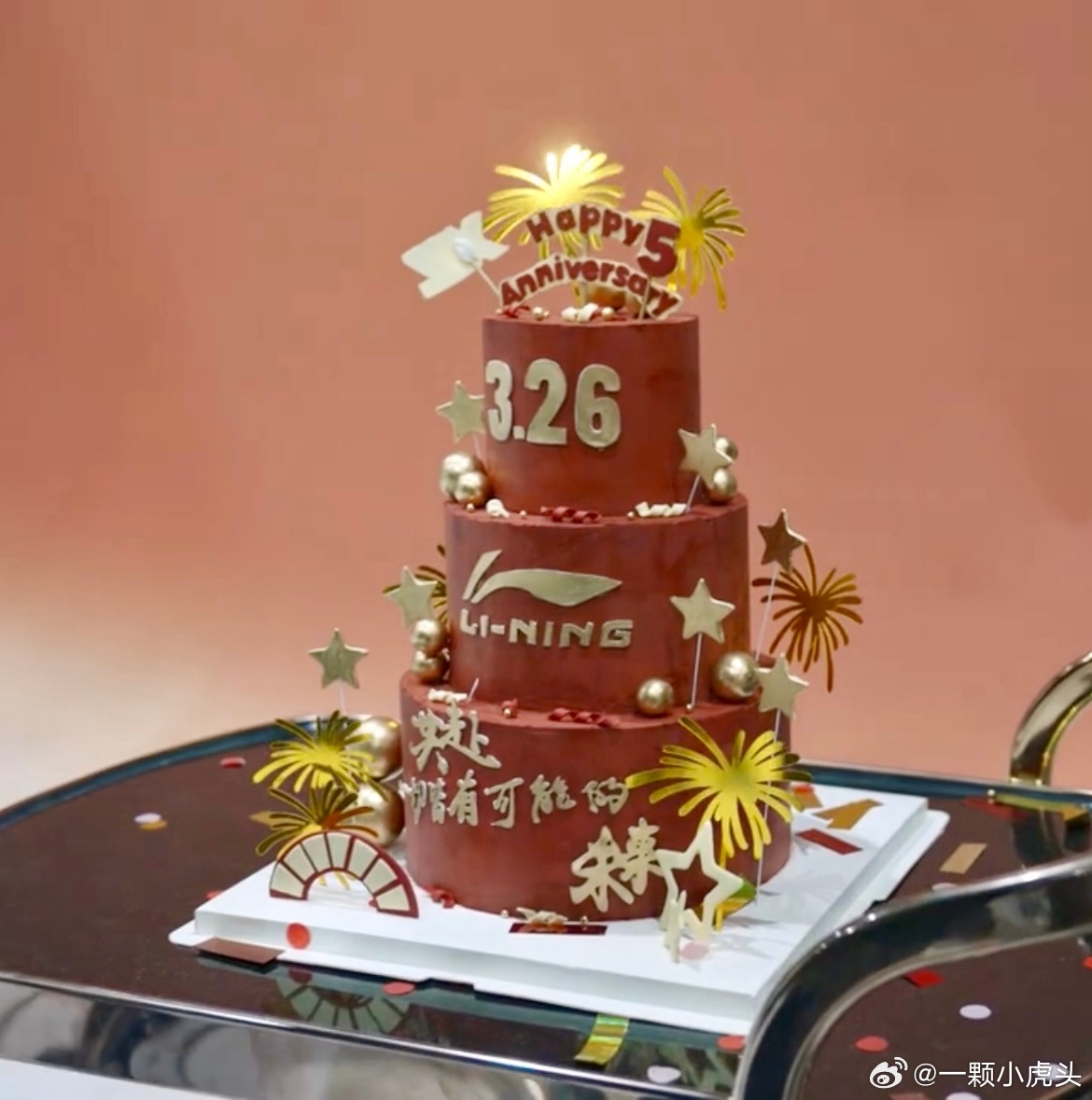 李宁和肖战续约，还搞了个五周年的蛋糕🎂肖战这段时间肯定疯狂拍商务物料吧