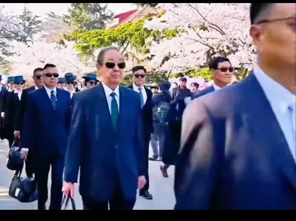 现在的老人们真会玩儿。
一会儿扮演空乘，一会儿扮演敢死队儿，排成行列成队，浩浩荡
