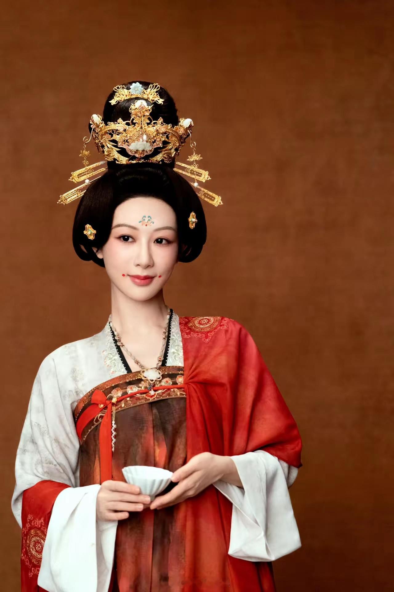 《国色芳华》看了三集意犹未尽，何惟芳惨遭公婆假药骗婚。无爱婚姻、公婆欺凌，她默默