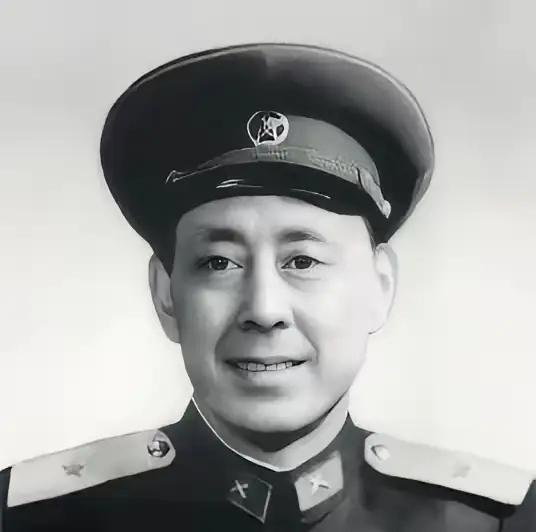 1952年，一个战士在运炮弹时，突然发现师长有些熟悉，他仔细回想后，就对战友说：