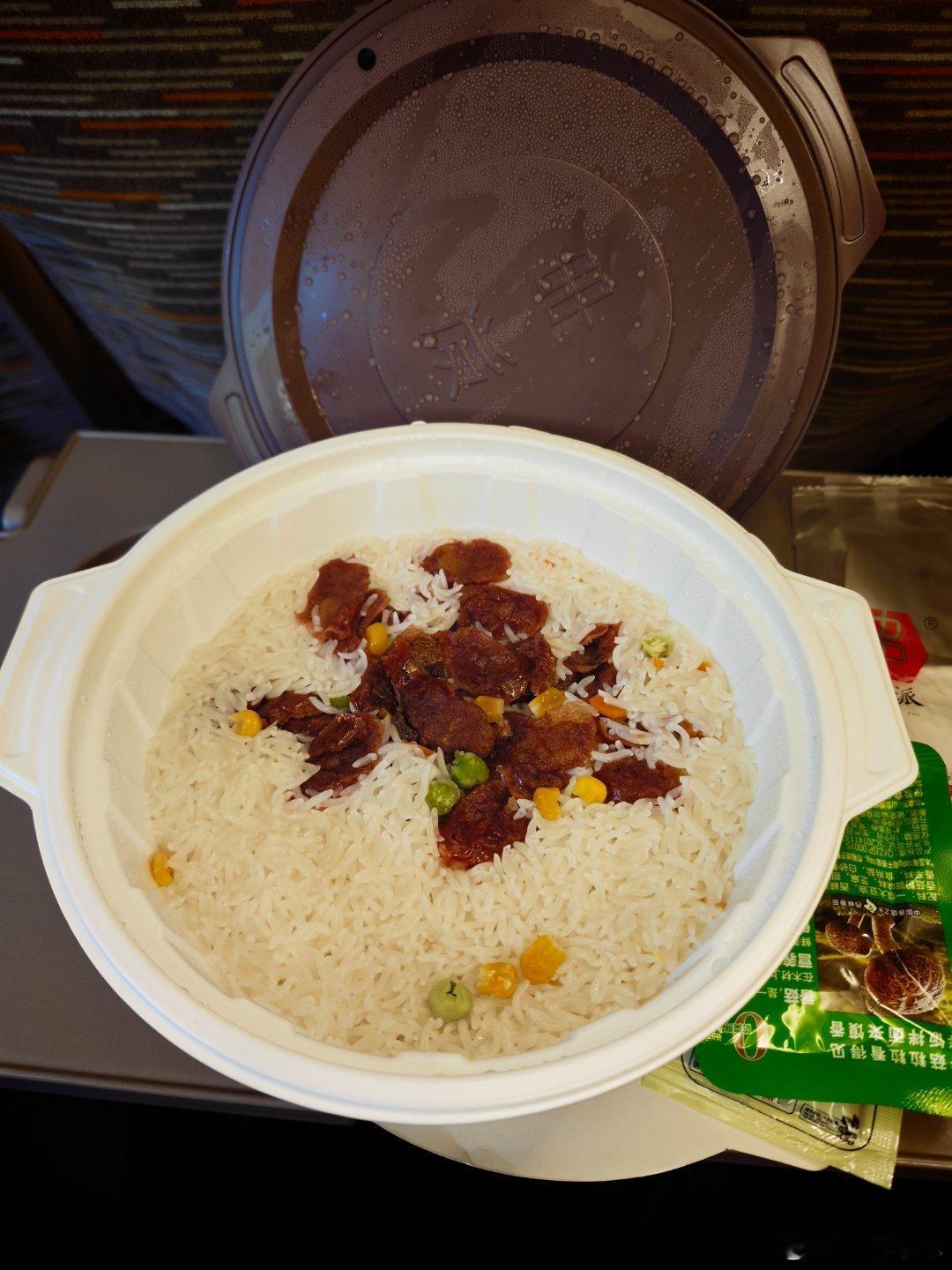 唉 中午没吃饭 本来不想在高铁上吃饭 饿的不行了 吃碗腊味饭  40大洋 