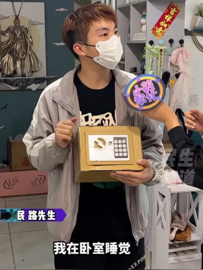 河南郑州一个九岁的小女孩去邻居家玩，趁人不注意的时候，把邻居家的小型保险柜抱起来