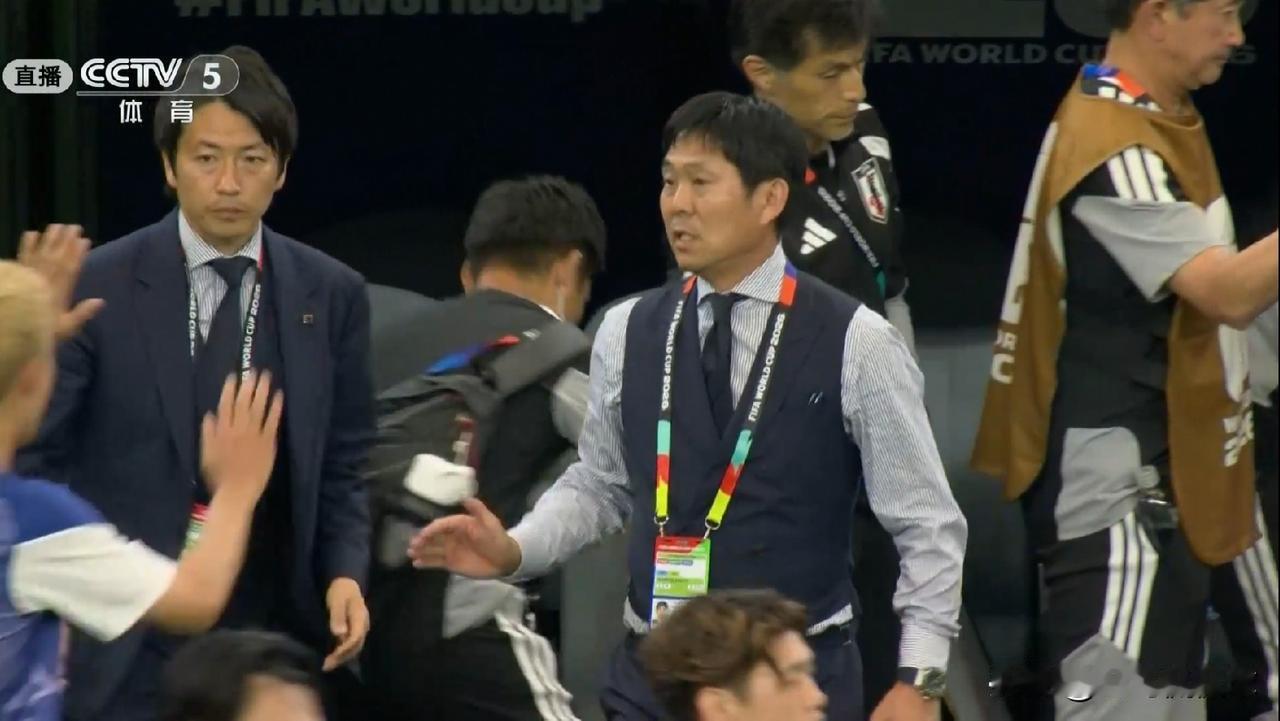 日本队主帅森保一盛赞球队的顽强拼搏！在今天日本队以2：2战平荷兰队的世界杯小组赛