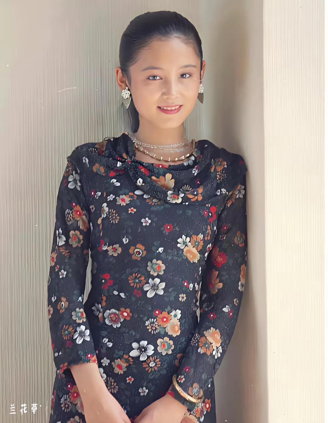 猜猜这位是谁？曾经的大美人。
这身的打扮是否有点土？把她的美色抹灭了。