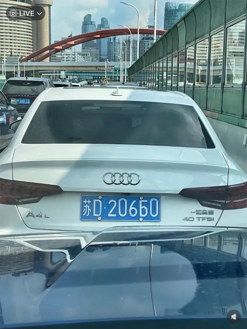 哆来咪？网友爆料，上海高架，一辆苏牌小轿车遮挡号牌！篡改三个数字，胆子大的！不愧
