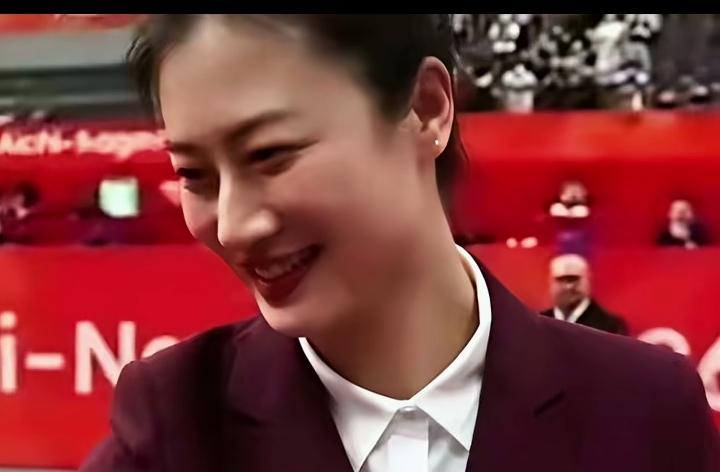 丁宁这一笑，倾动人心，治愈烦忧，暖透了无数国人。
这一动人瞬间，注定要载入中国乒