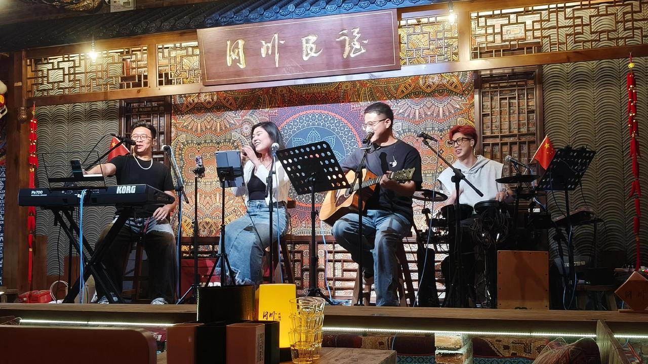 ⭐️这里有乐队表演，不定期还有特别节目表演，歌手唱的好听，就是歌没几首听过🤔