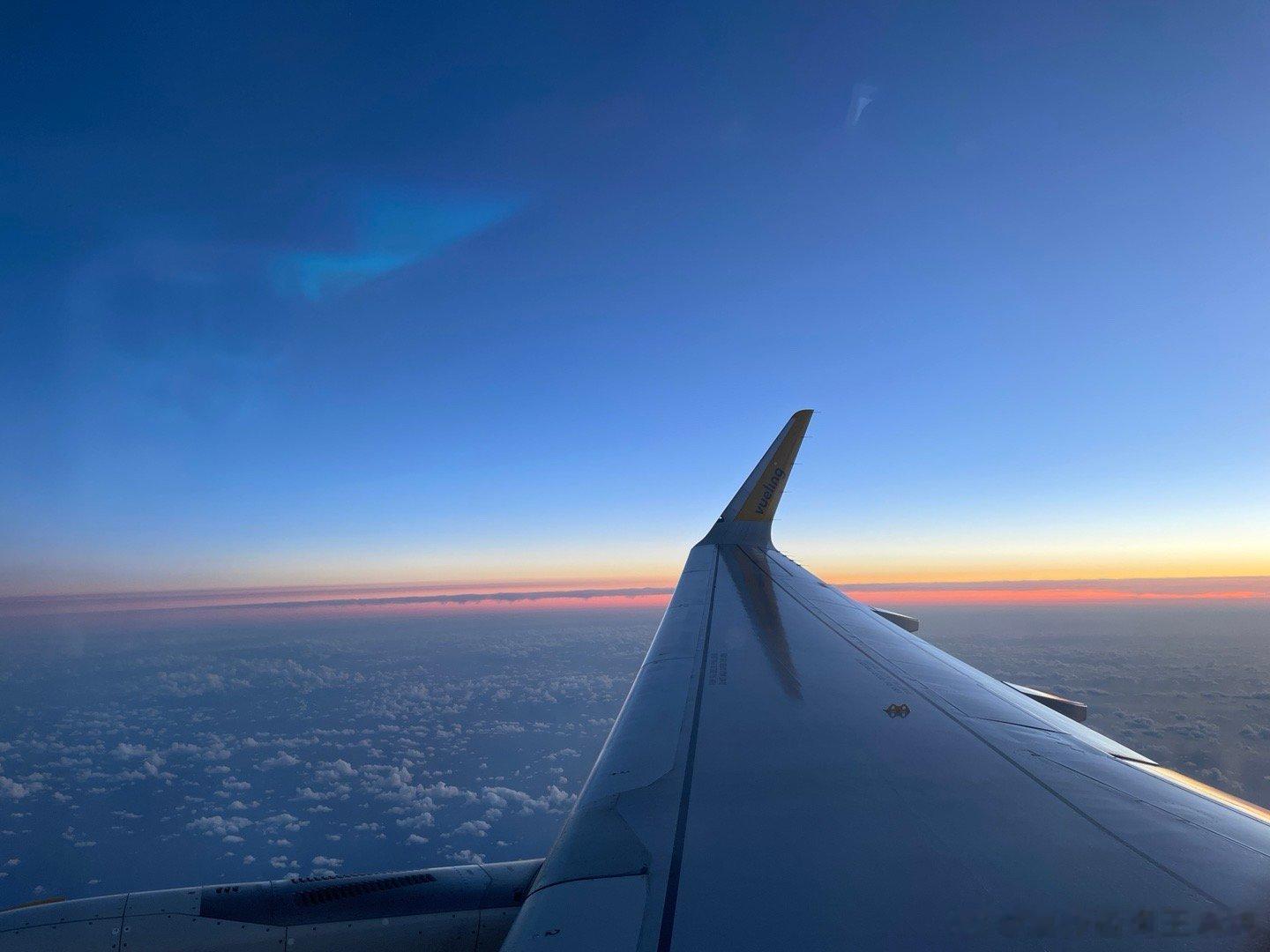 五一假期出门旅行【营养师温馨提示】大家需要在长途飞行中补水💦保持水分充足：💦